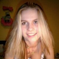 Jeune coquine se fait draguer par des hommes d'Avignon
